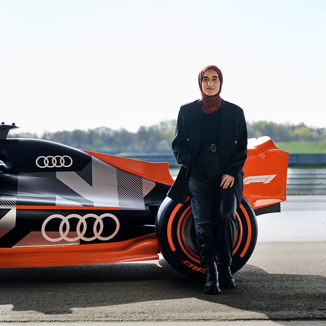 Testimonial Sümeyye in front of Formula 1 car