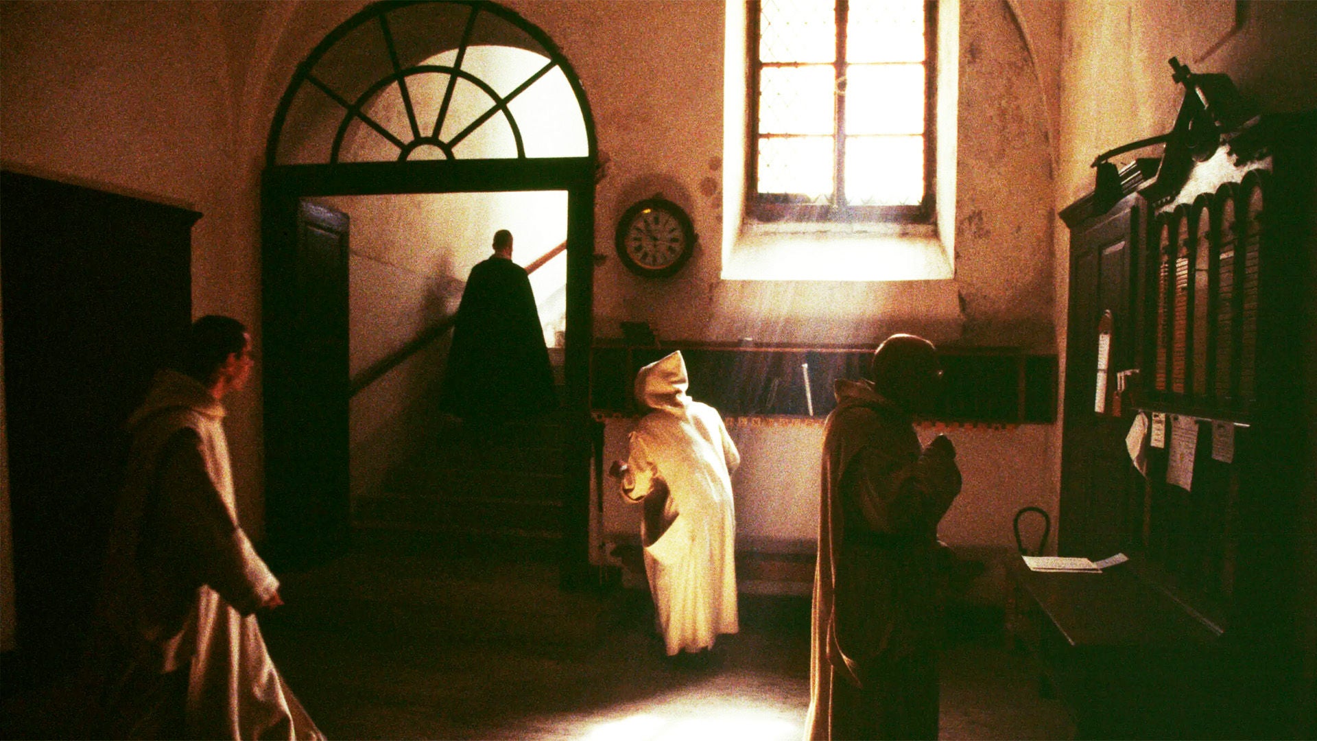 Mönche bereiten sich im Morgenlicht des Fensters auf ihren Tag vor.