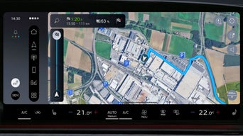 A visualização de navegação no velocímetro digital mostra estradas sinuosas e cursos de rios em alta resolução.