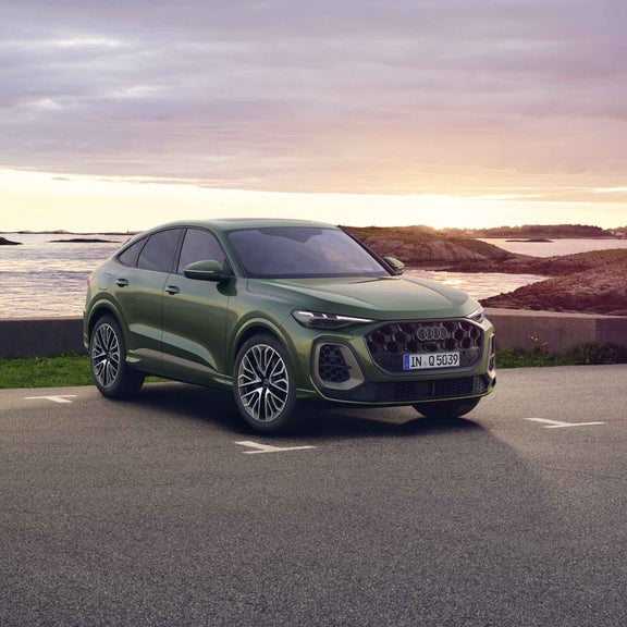 Die grüne Edition One des Q5 Sportback steht auf einem Parkplatz an der Küste.
