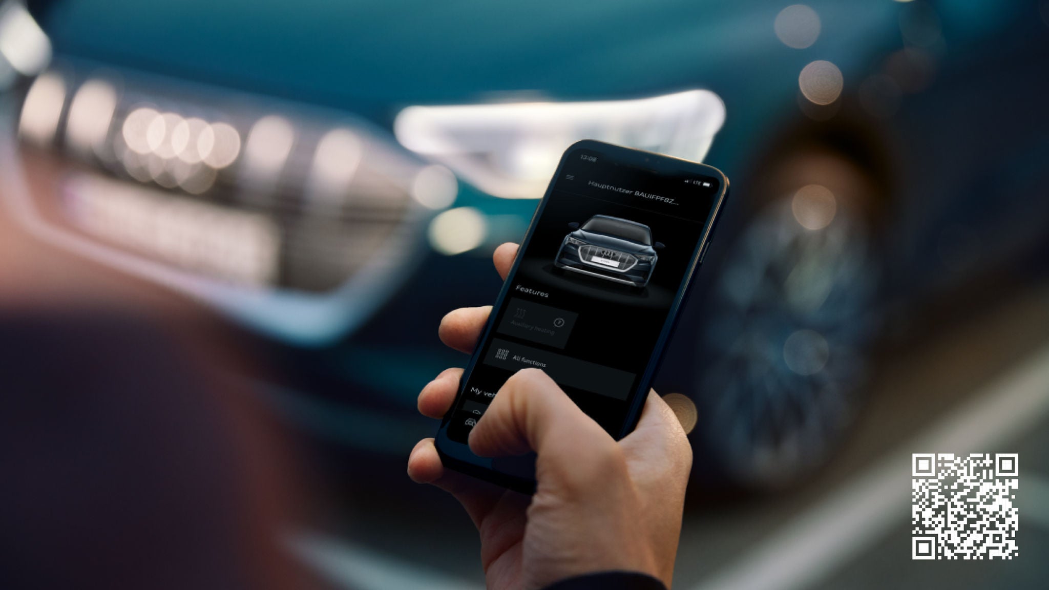 Eine Hand, die ein Smartphone hält, auf dem die Benutzeroberfläche einer vernetzten Auto-App zu sehen ist.