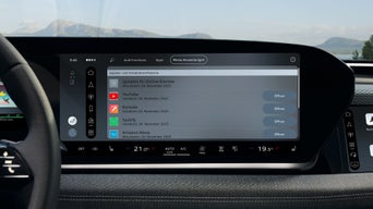 Nahaufnahme des Mittel-Displays im Cockpit eines Audi. Der aktuelle Screen bietet die Möglichkeit, verschiedene Apps zu öffnen, zum Beispiel YouTube oder Spotify.