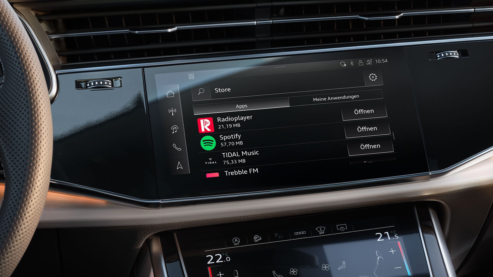 Zentrales Display zeigt installierte Musik-Apps wie Spotify, Radioplayer und Tidal.