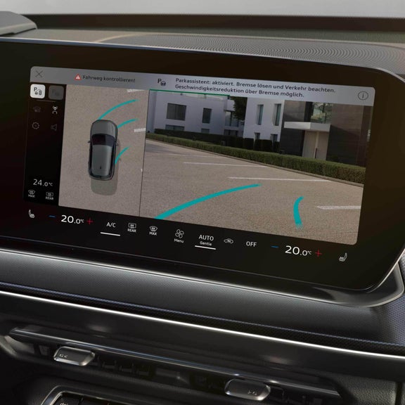 Zoom auf den Parkassistenten mit dem Bild der Rückkamera.