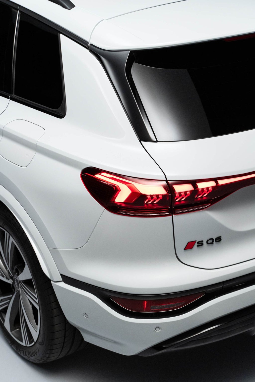 Nahaufnahme der Heckleuchte des Audi SQ6 e-tron.