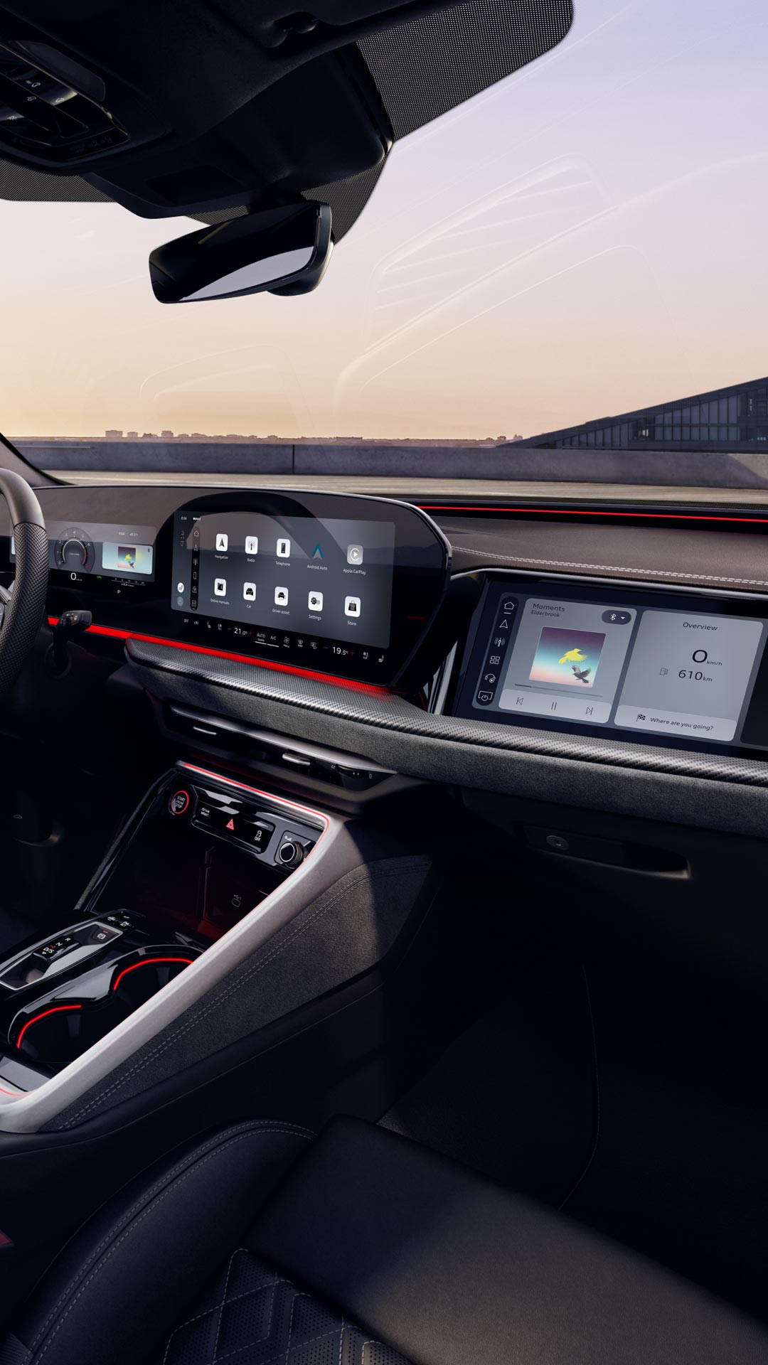 View through the passenger window into the cockpit of the SQ5 SUV. Among other things, you can see the panoramic display, the MMI passenger display, and the red ambient lighting.