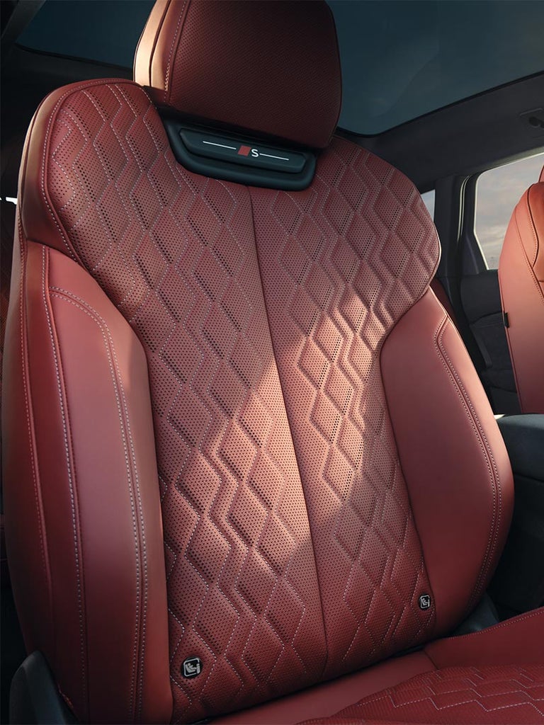 Vordersitze des Audi S6 Avant e-tron mit rotbrauner Lederpolsterung und Rautenmuster.