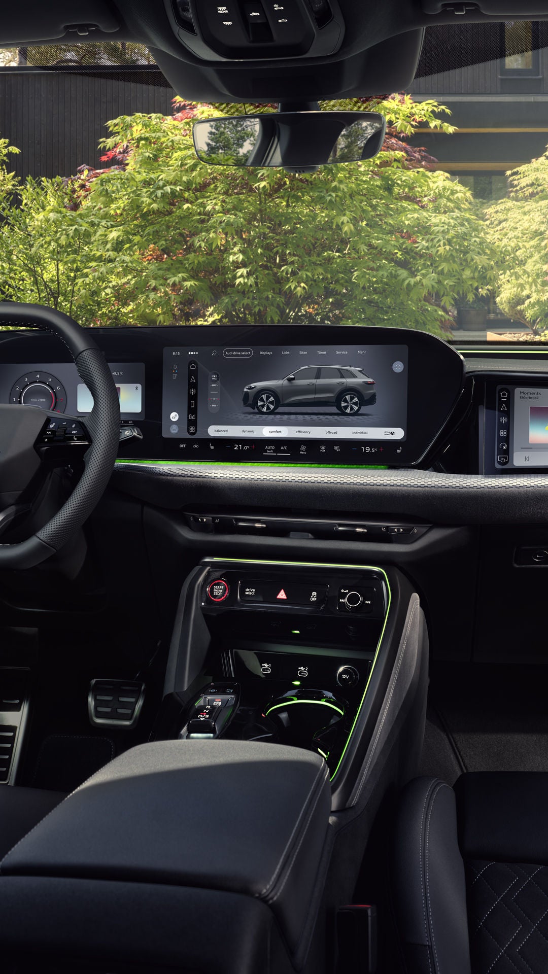 Blick von der Rückbank in das Cockpit des Q5 SUV. Im Fokus steht das Panoramadisplay mit dem Audi Virtual Cockpit und dem MMI Display.