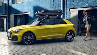 Mann på vei mot sin Audi A1