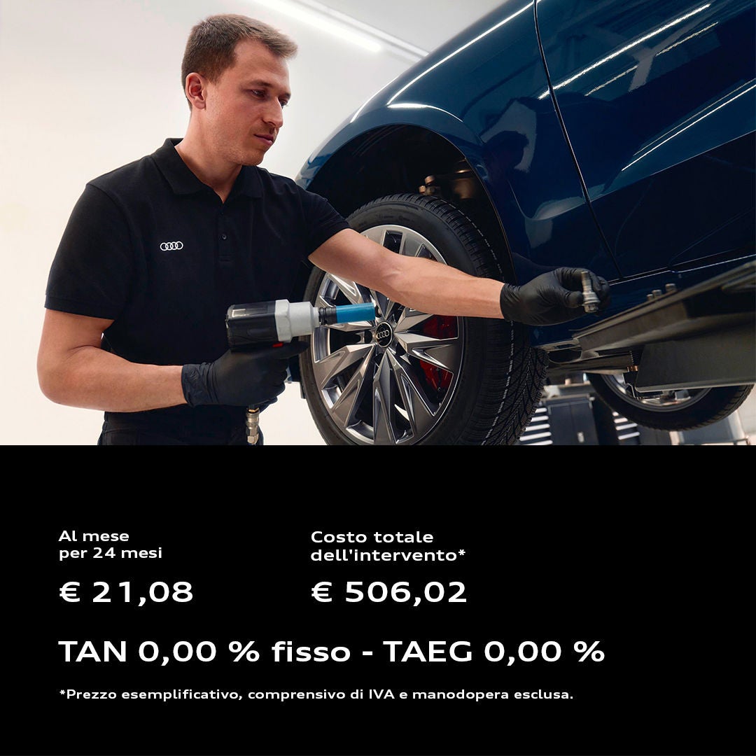 Un addetto all'officina monta delle nuove spazzole tergicristallo su un'auto Audi.