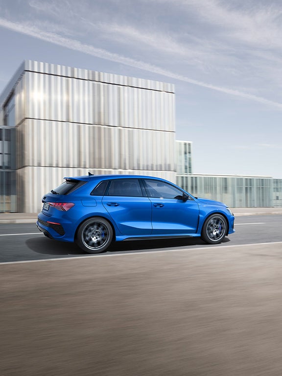 Na drodze Audi RS 3 Sportback z efektem Nogaro Blue Pearl