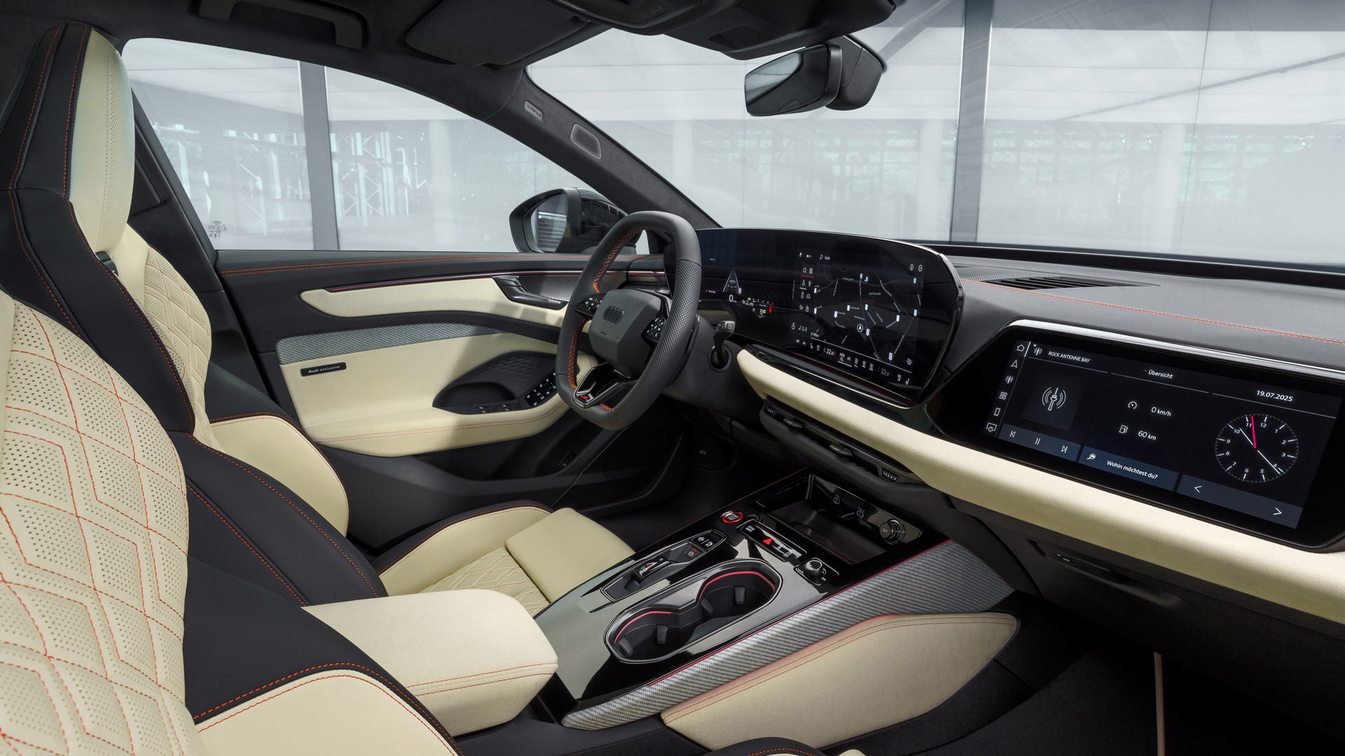 Die neue Innenraumfarben des Audi A6 Avant  mit den Sitzbezüge in Ingwerweiß und Schwarz mit Akzenten in Leuchtorange.