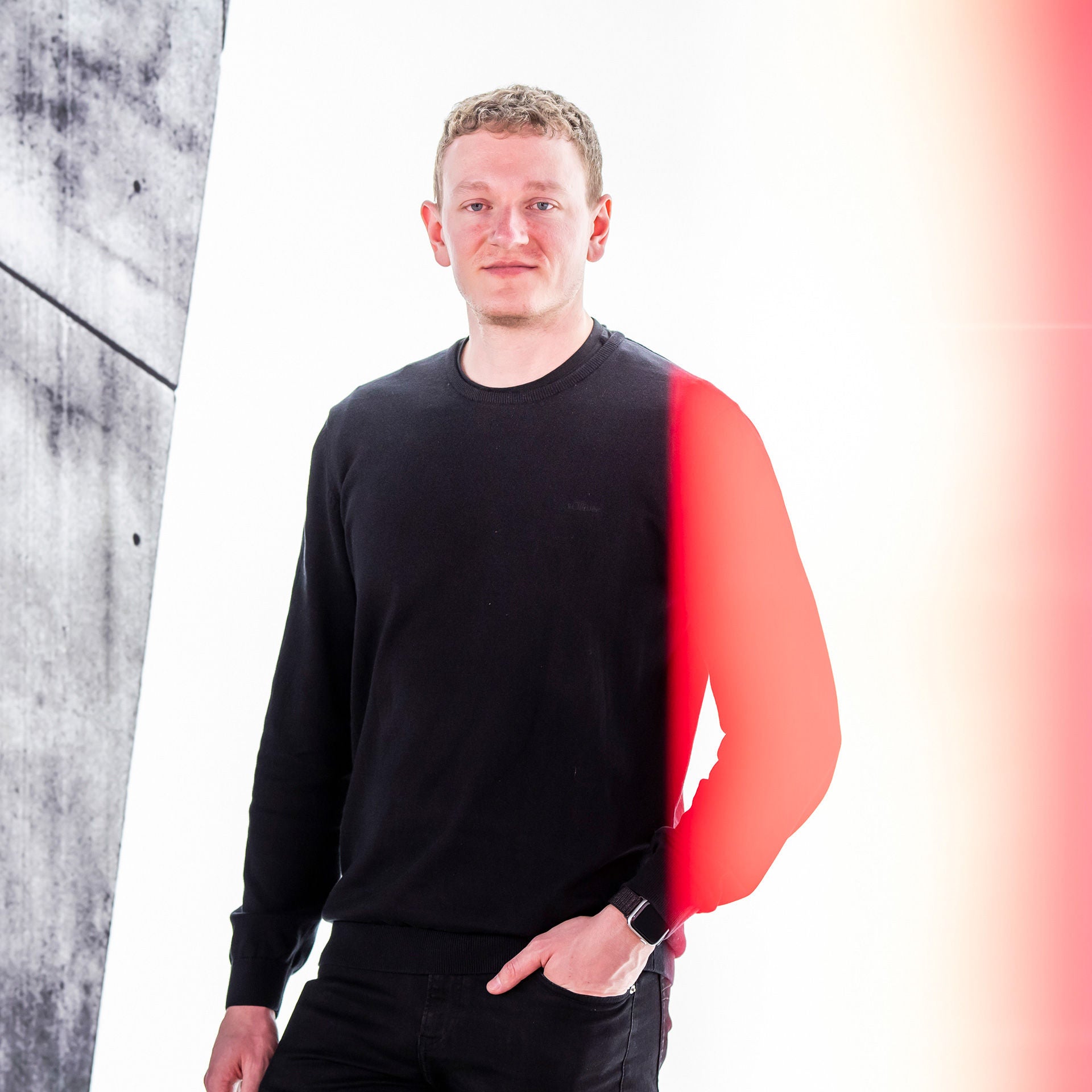Ramon Bäurle in front of a white background and looks into the camera
