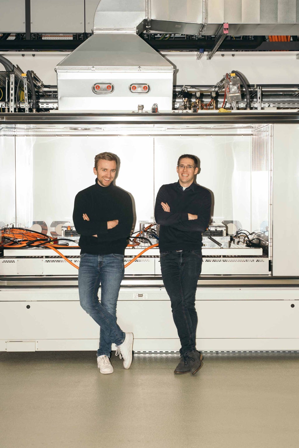 Die beiden Audi Ingenieure Josef Gandlgruber und Dr. Bernhard Rieger vor einem Zellmodulprüfstand.