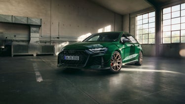 Das Sondermodell RS 3 competition limited schräg von vorne, in einer Werkstatt stehend. 