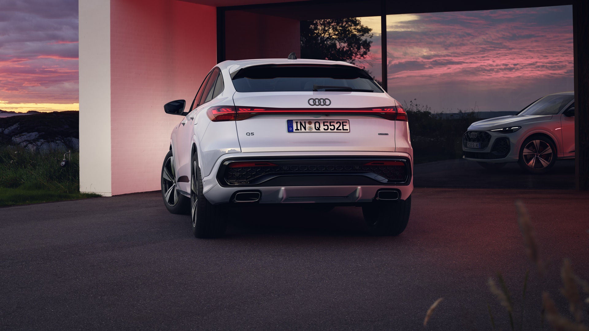 Q5 Sportback e-hybrid sedd bakifrån, solnedgång i bakgrunden