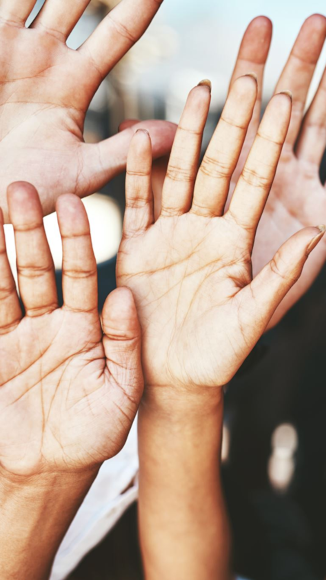 Offene Hände symbolisieren eine klare Haltung gegen Diskriminierung.