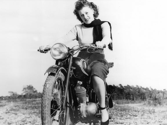 Frontale Schwarz-weiß-Aufnahme von einer Frau auf einem DKW RT 125 W