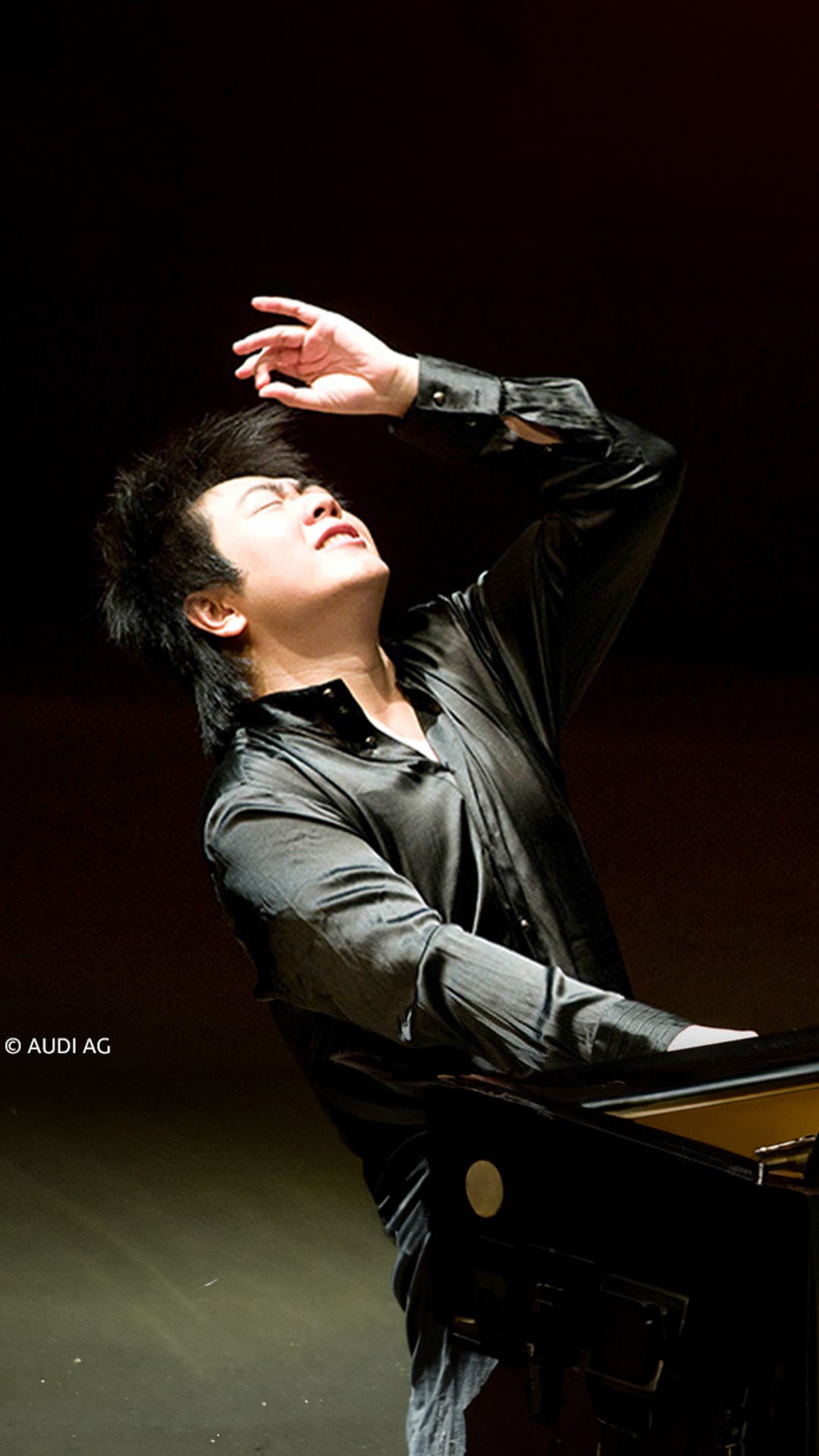 Mann spielt auf dem Piano.