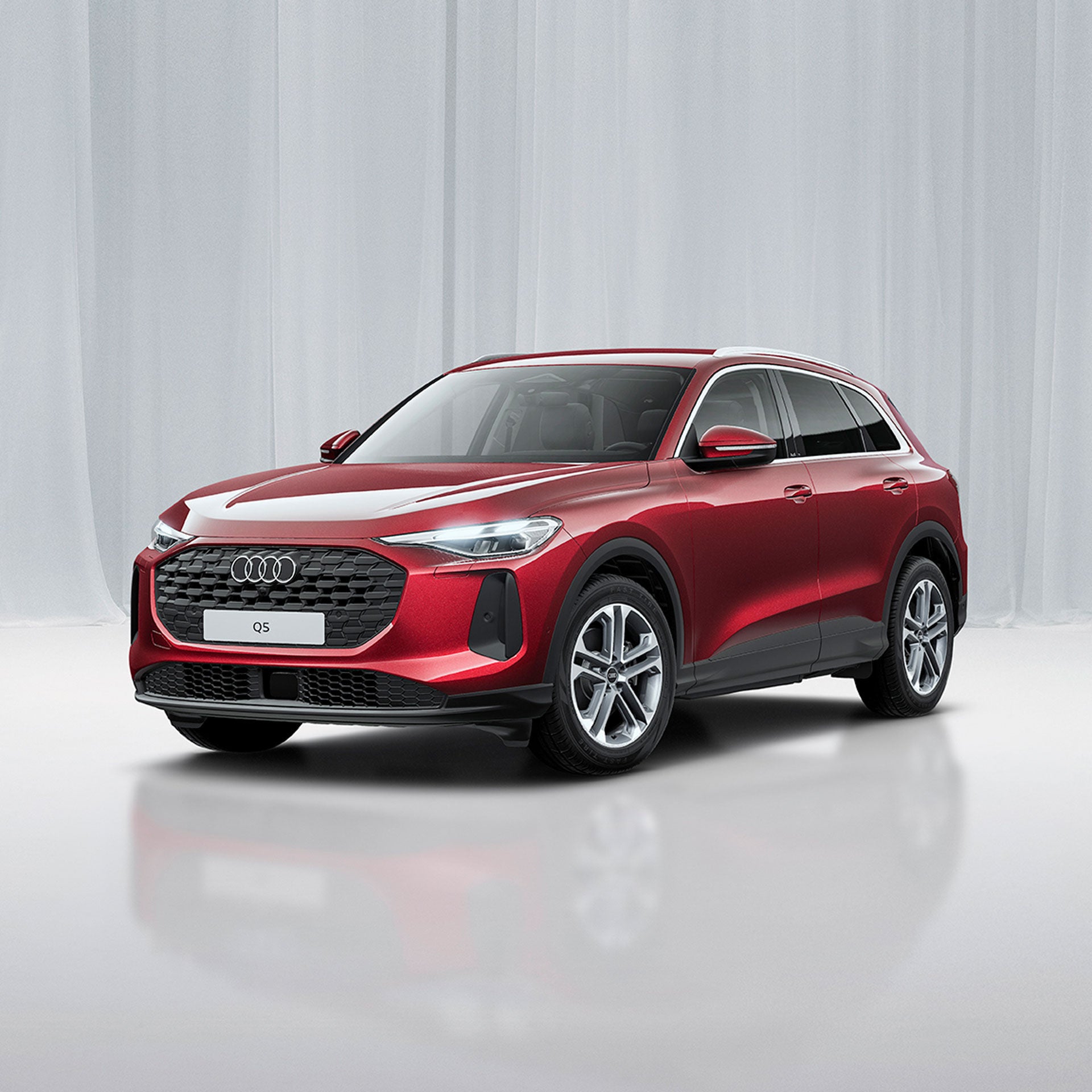 Roter Audi Q5 SUV vor einem modernen Gebäude in 3/4 Ansicht