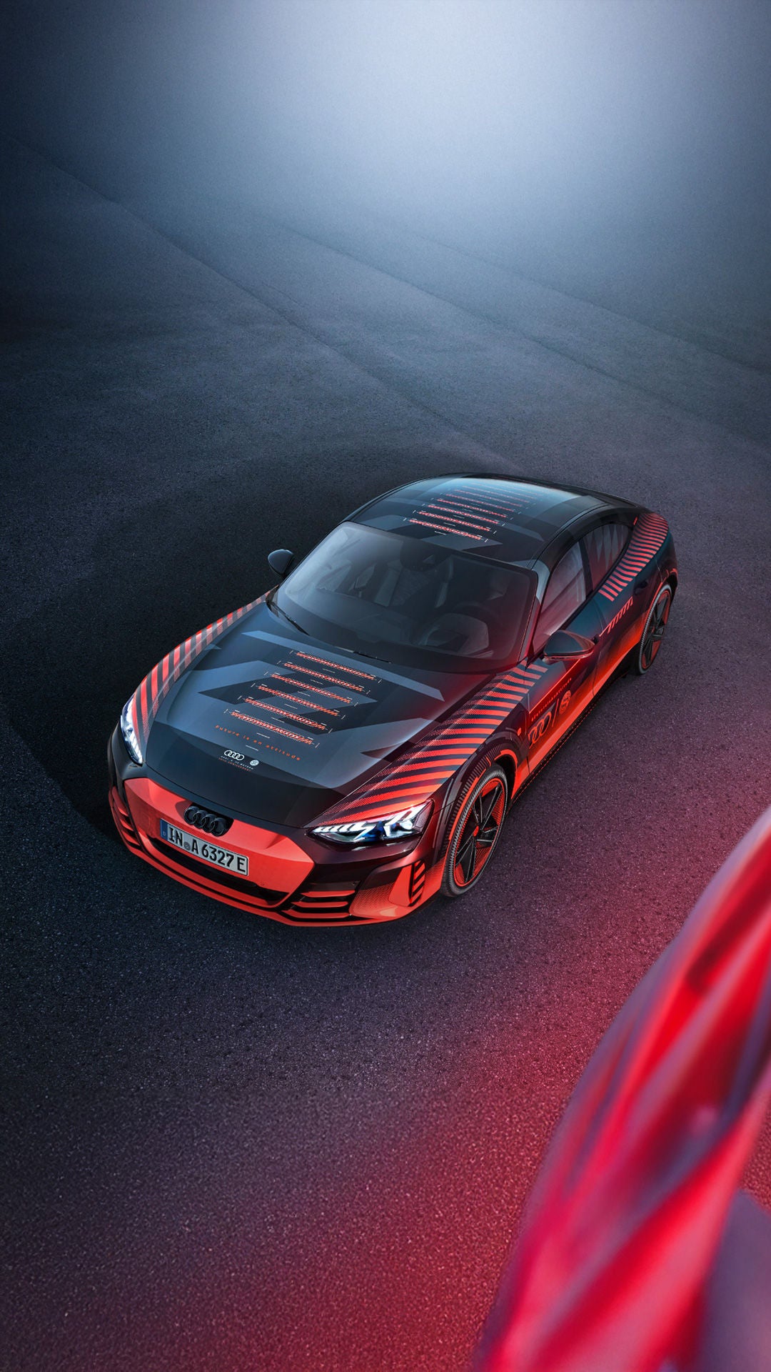 Schräge Aufsicht auf den Audi RS e-tron GT in FC Bayern Sonderfolierung