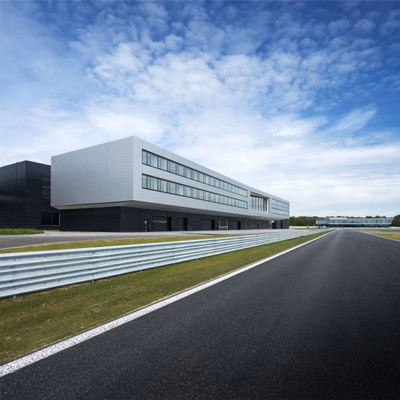 Bild på den anläggning i Neuburg där Audi utvecklar drivlinan för sin F1-bil.