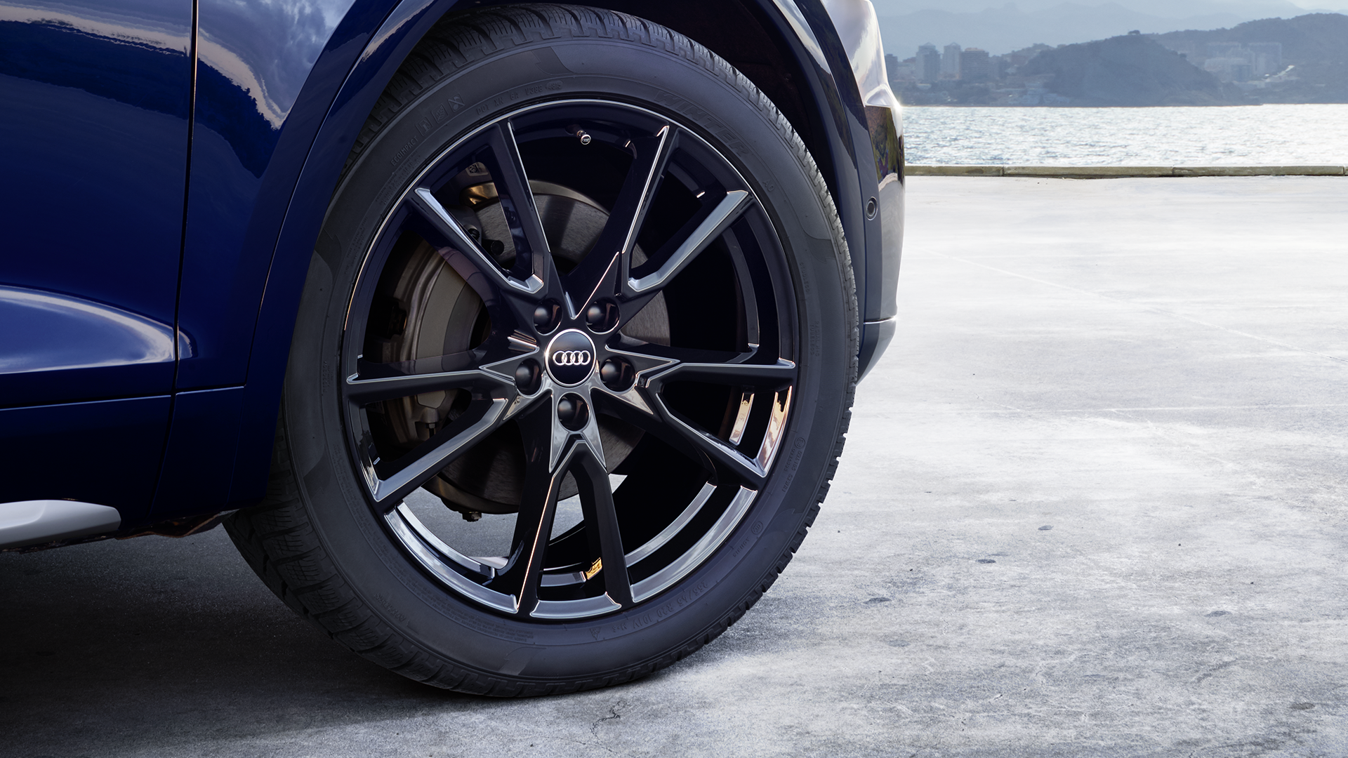 Ripresa di uno degli pneumatici postieriori di un veicolo Audi.