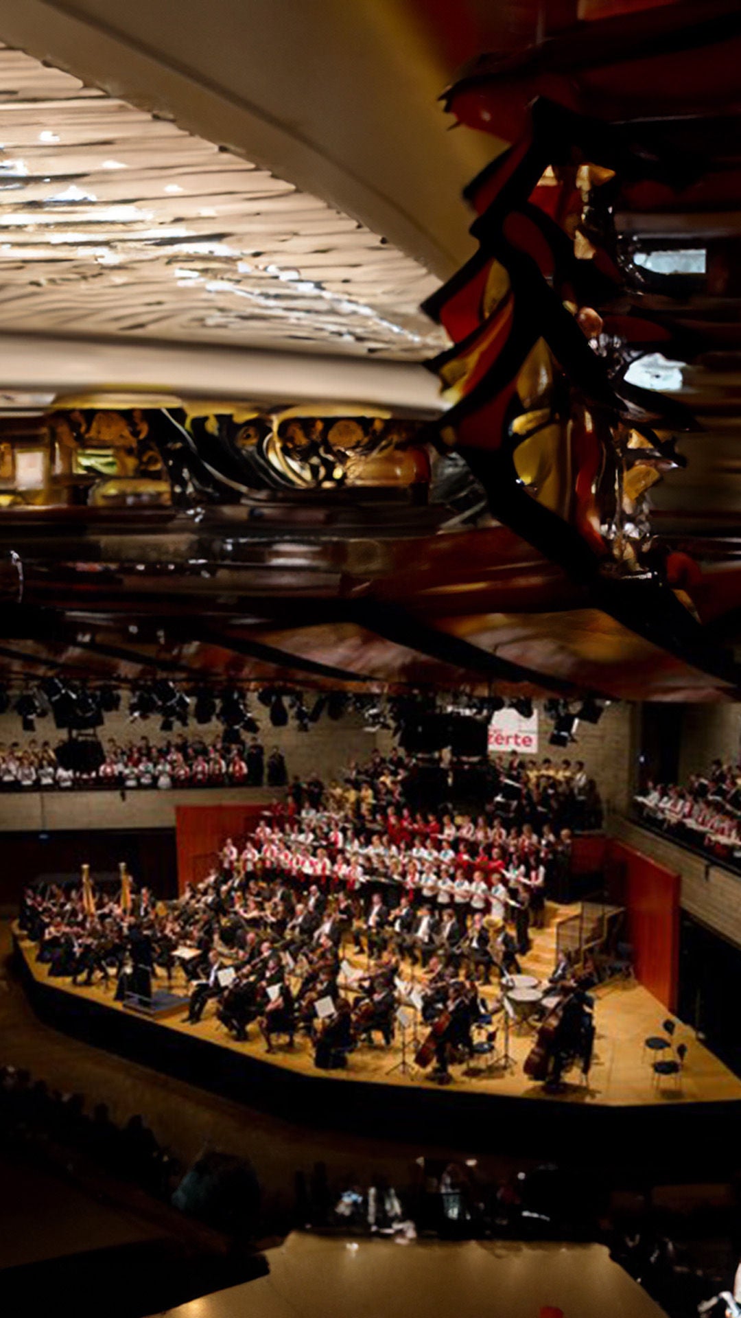 Band spielt auf Bühne vor großem Publikum.