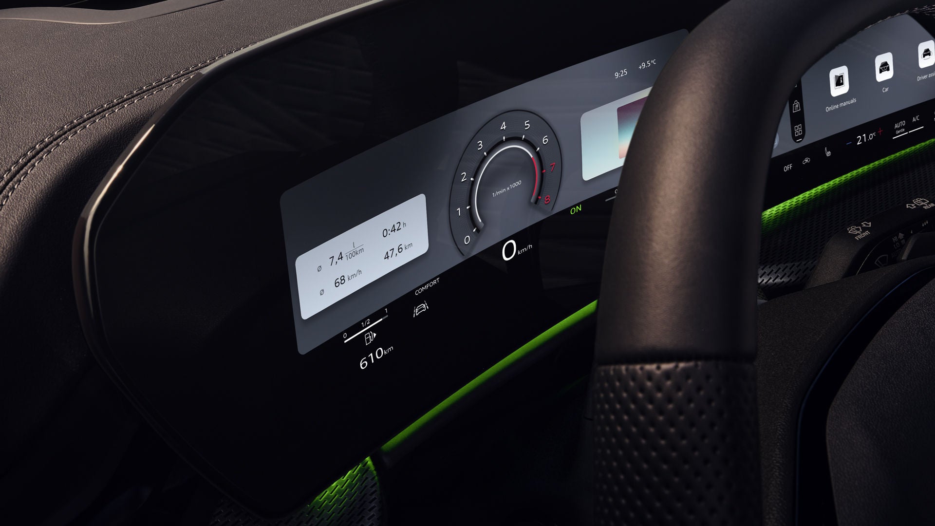 Vue à travers la vitre conducteur sur le cockpit de l’Audi Q5 SUV. L’Audi virtual cockpit sur l’écran conducteur et l’éclairage d’interaction vert au bas du pare-brise sont visibles.