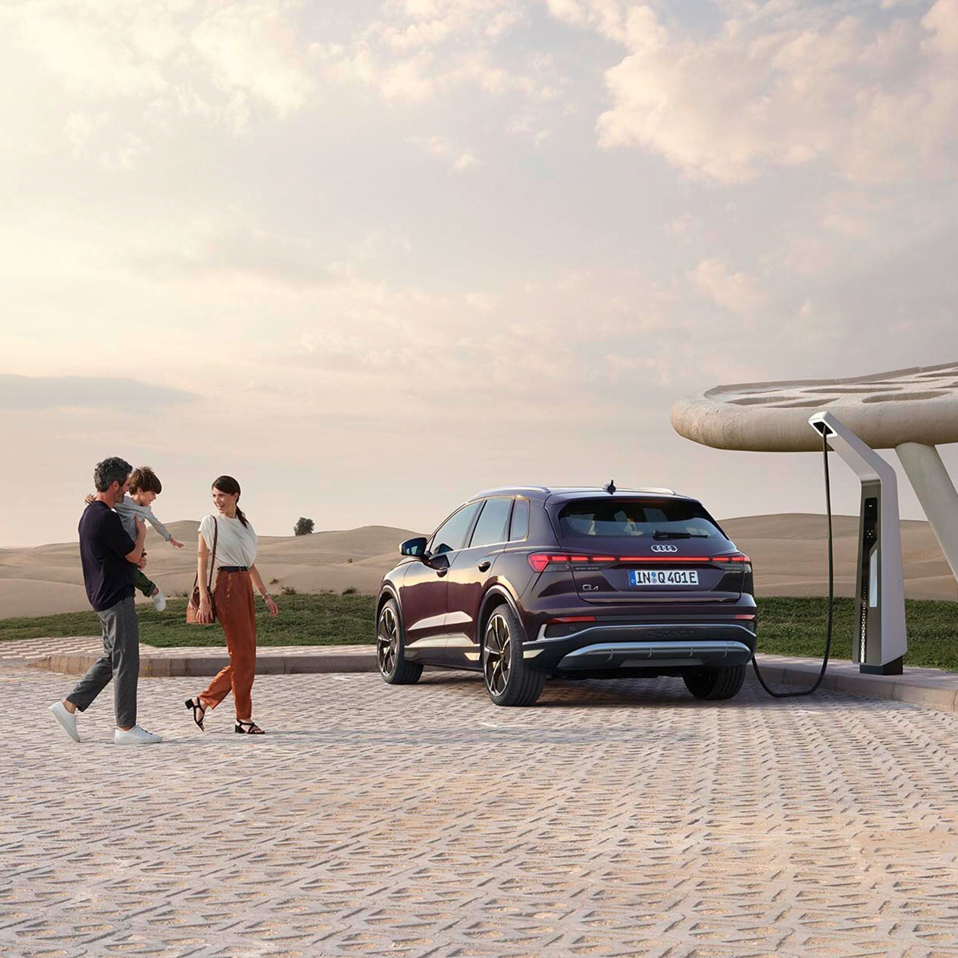 Familie läuft auf e-auto zu