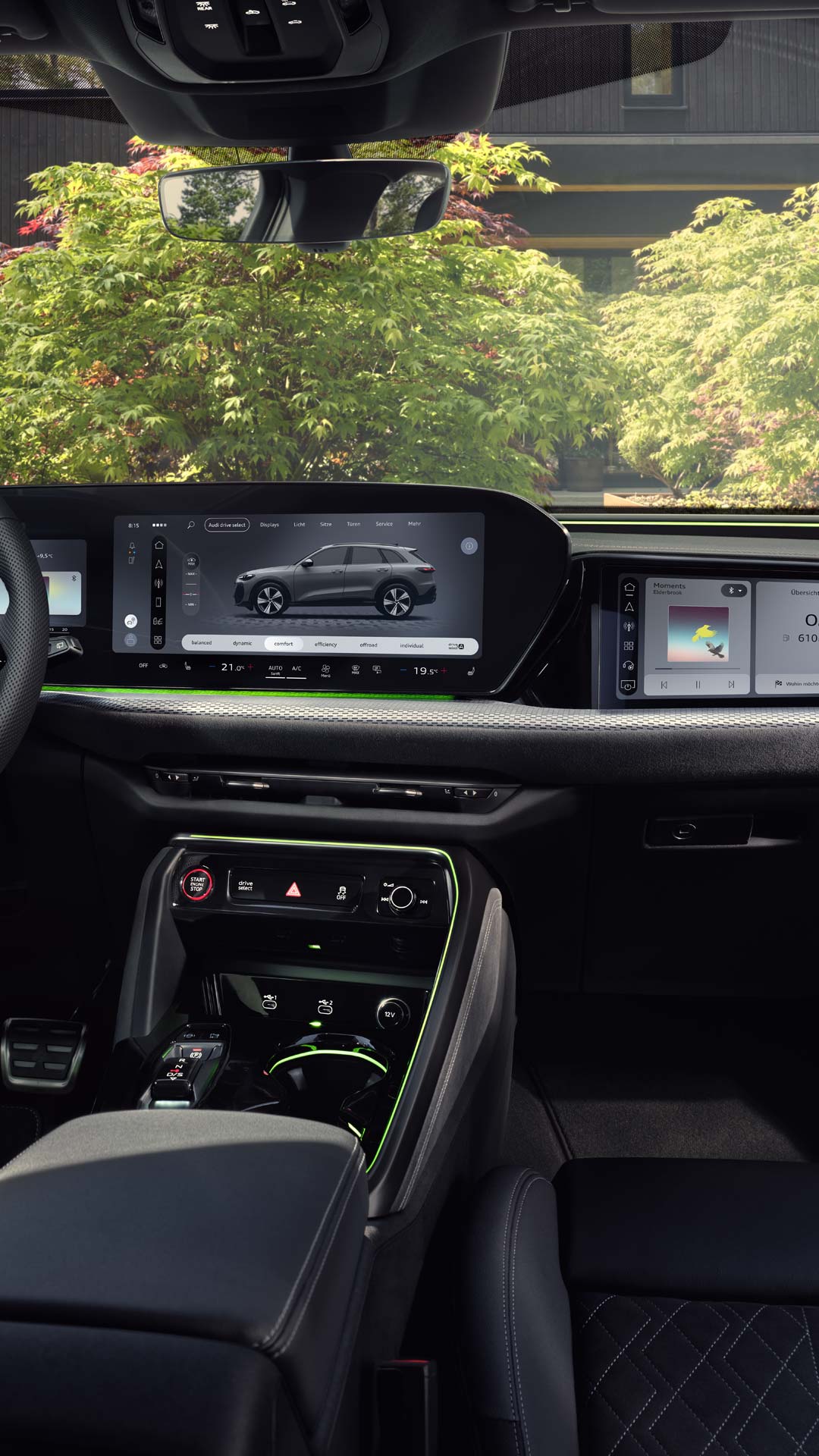 Blick von der Rückbank in das Cockpit des Q5 SUV. Im Fokus steht das Panoramadisplay mit dem Audi Virtual Cockpit und dem MMI Display.	