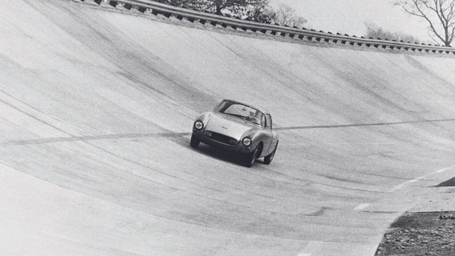 Das Foto zeigt einen DKW Monza auf der Strecke.