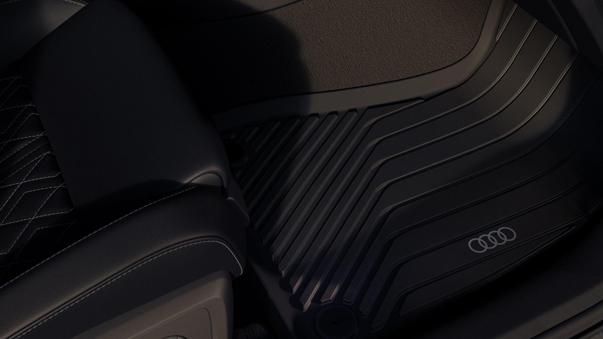 Nahaufnahme der Fußmatte mit Audi Logo im Fußraum der A5 Limousine.
