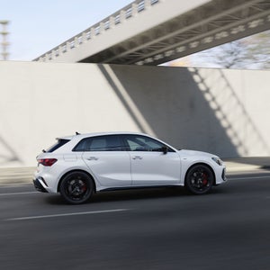 A3 Sportback e-hybrid rijdt onder een viaduct door.
