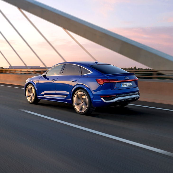 Foto de un coche SUV eléctrico de Audi.