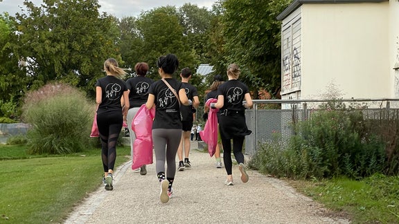 Gruppe beim Plogging
