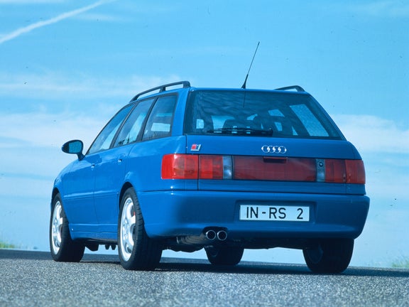 Audi Avant RS 2 in blue in the rear view in front of a blue sky