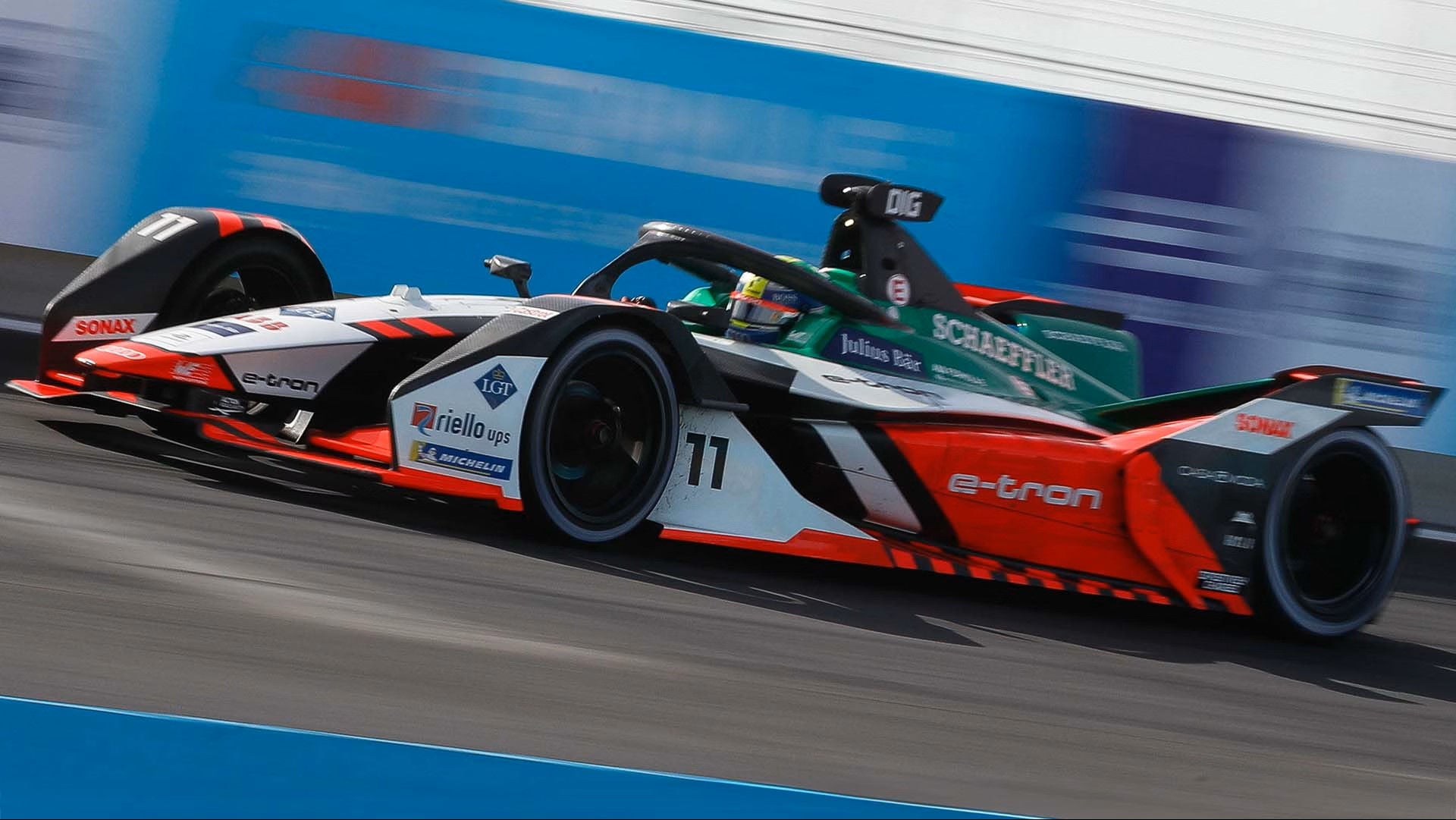 En Audi Formel E-bil fotat från sidan under ett race.