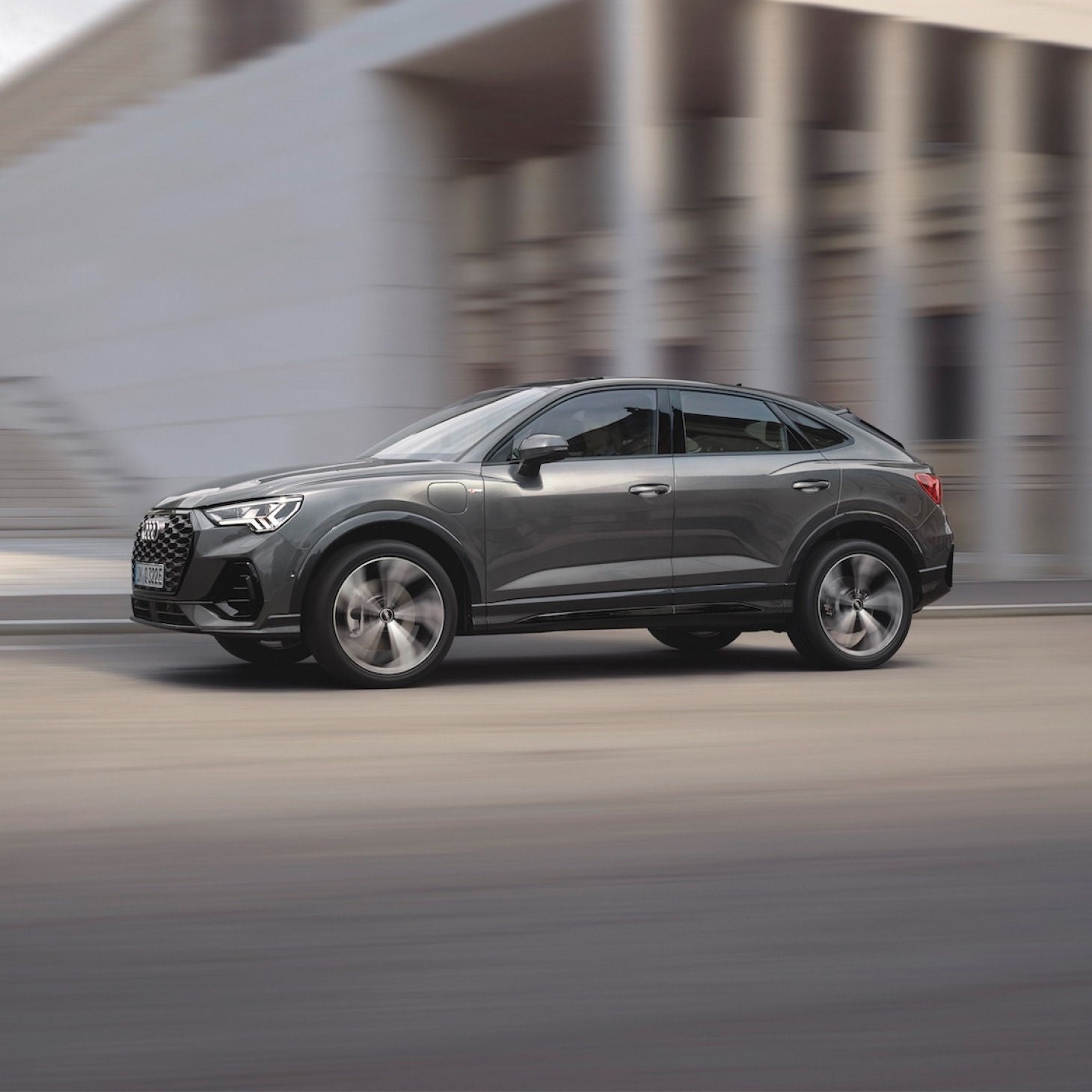 Vue latérale Q3 Sportback TFSI e