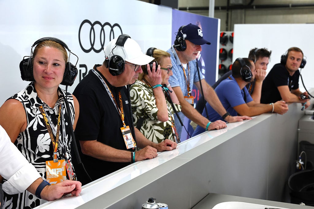 Invités Audi avec casques audio lors d’une visite des garages pendant le week-end du F1® Belgian Grand Prix 2026 à Spa-Francorchamps