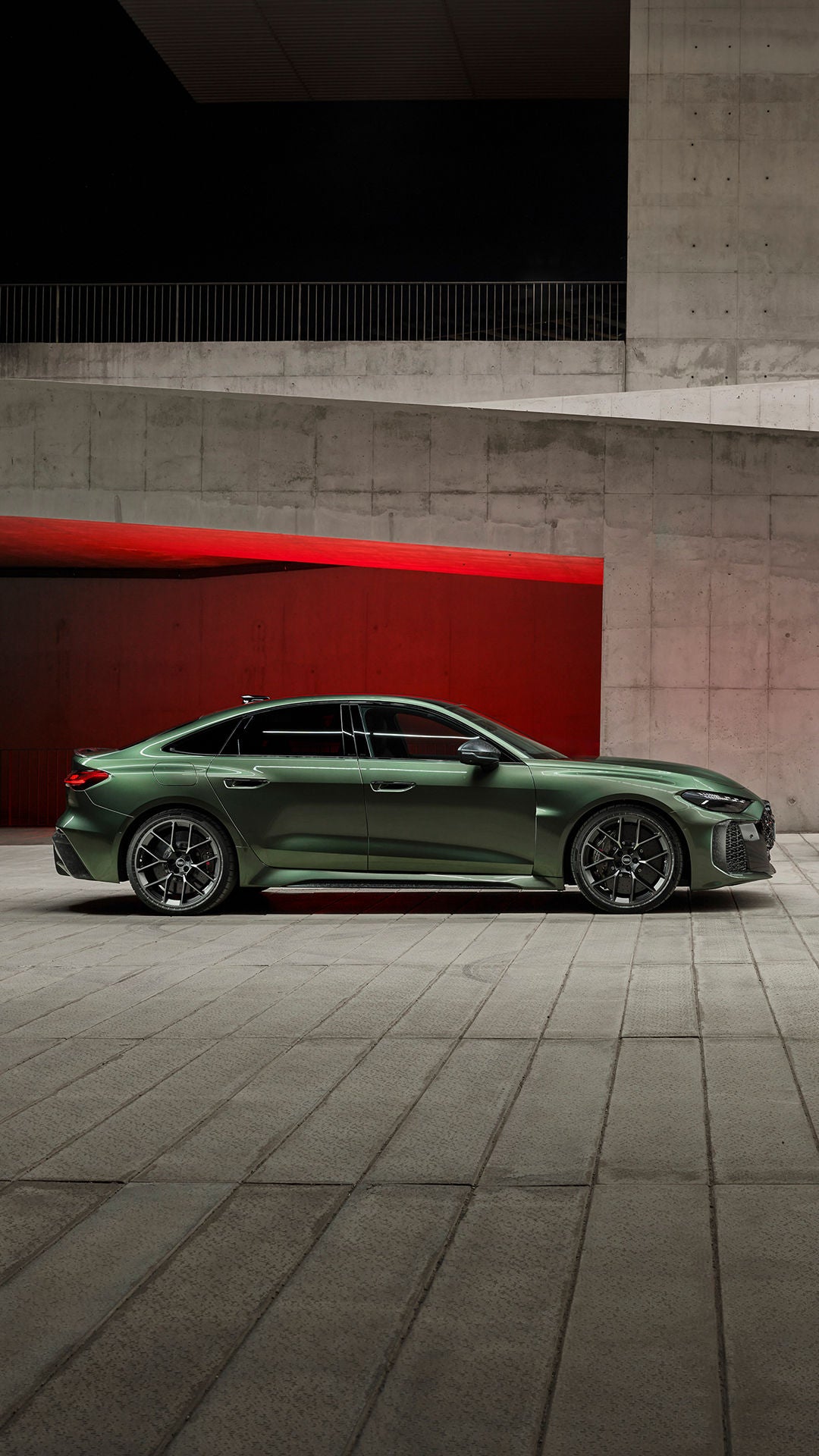 Audi Sport sõiduauto pargituna majaääres külgvaates