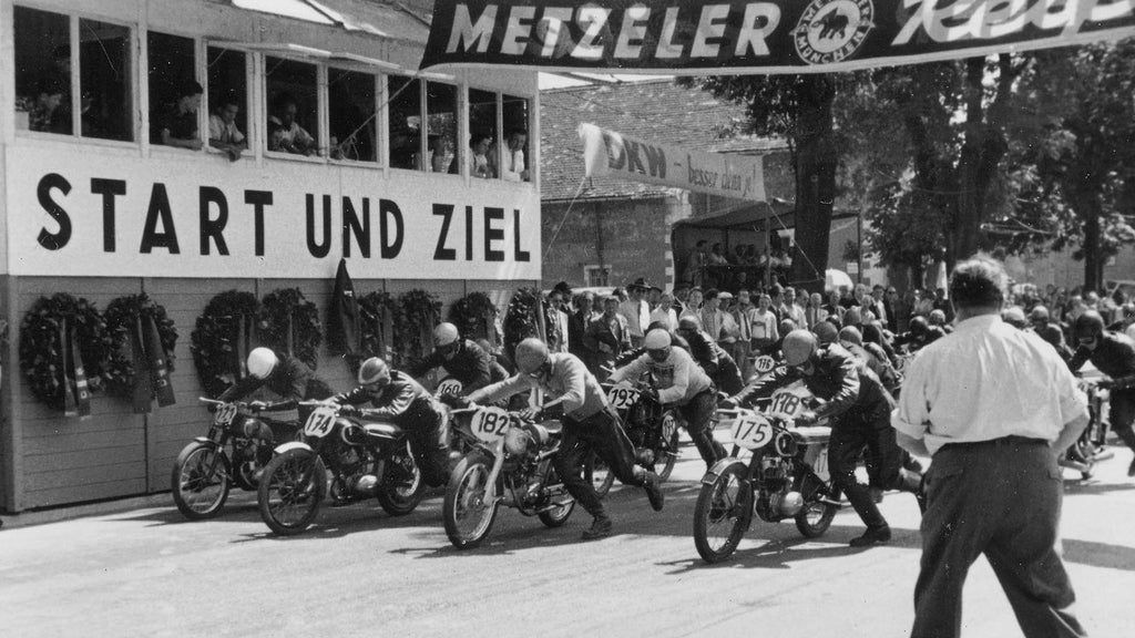Das Foto zeigt den Start eines Motorrad-Rennens inklusive DKW-Motorrädern.