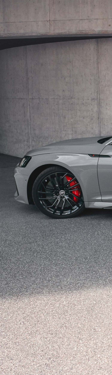 Foto de un Audi RS 5 Sportback con llantas Audi Sport en negro. 