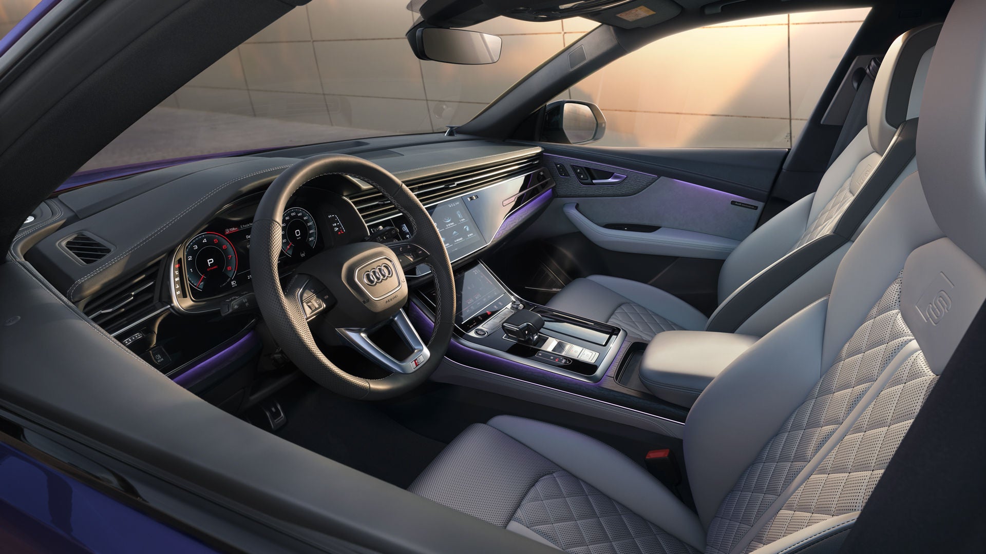 Blick ins Fahrerfenster des Q8 SUV auf das Cockpit und die vorderen Sitze.