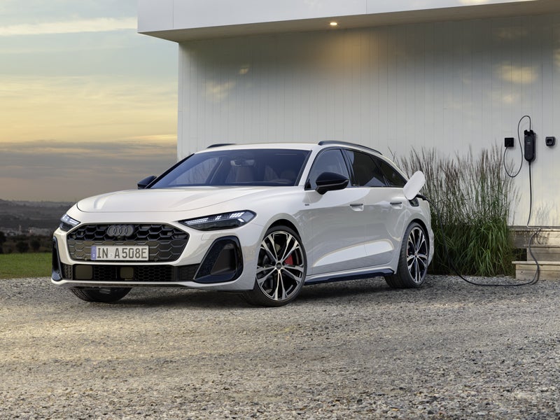 A5 Avant e-hybrid är ansluten till en laddstation vid ett bostadshus.