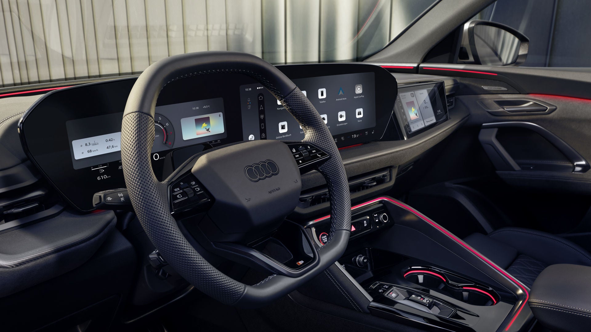 Blick in das Cockpit des SQ5 Sportback durch das Fahrerfenster. Zu sehen sind die verschiedenen Displays im Cockpit, sowie die rote Ambiente Beleuchtung.