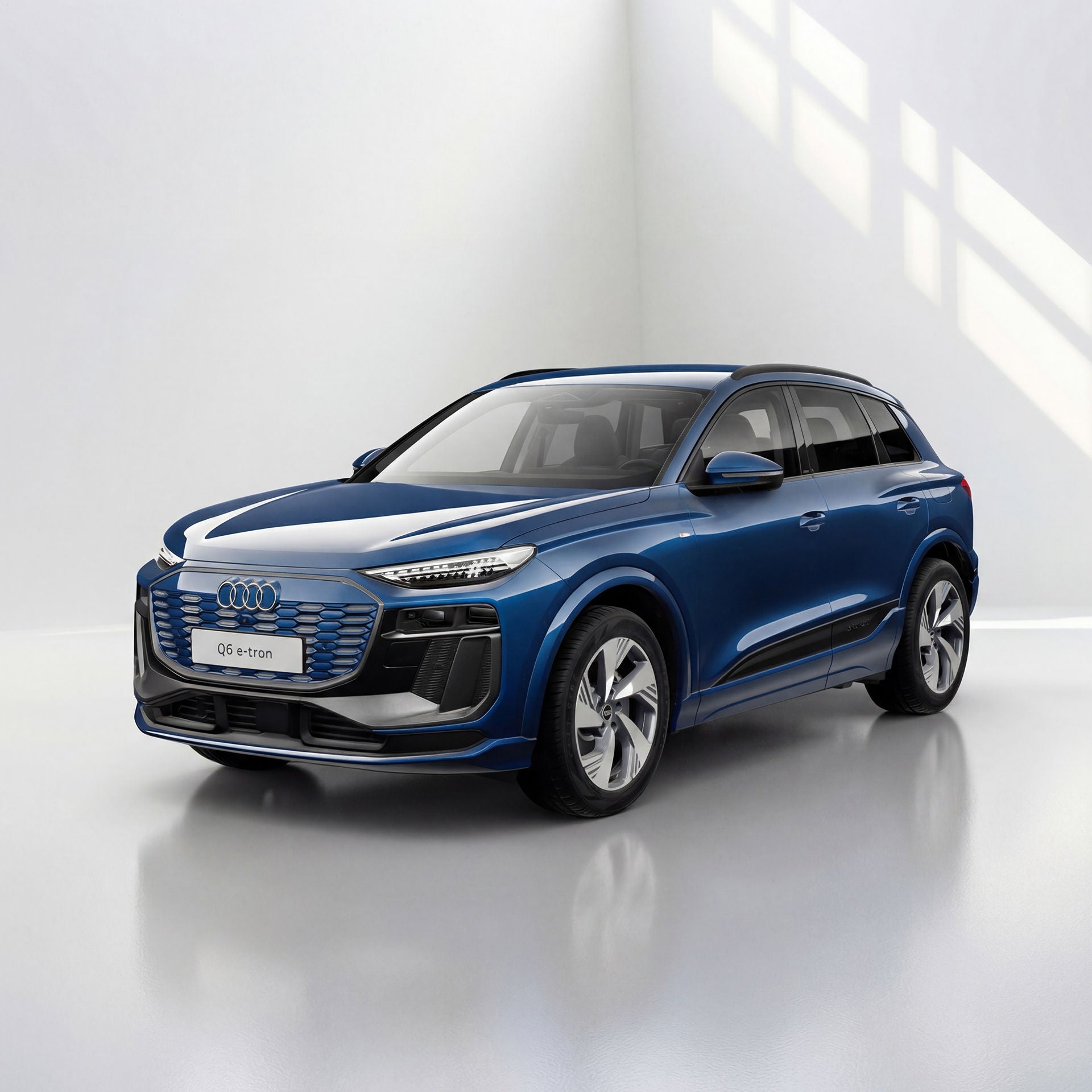 Dunkelblaues SUV in schräger Frontansicht mit markantem Kühlergrill, modernen LED-Scheinwerfern, vor hellem Studiohintergrund.