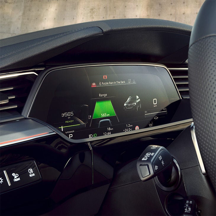 Foto de un coche SUV eléctrico de Audi y la calculadora de autonomía eléctrica.