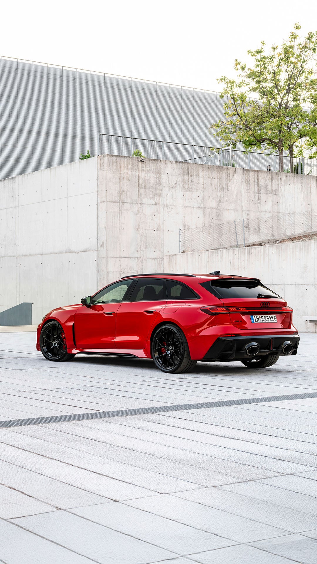 Audi RS 5 Limousine ja Avant pargitud hoone ees