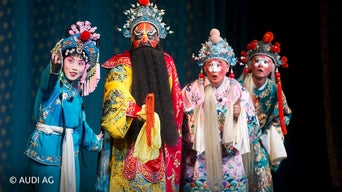 Vier Personen mit bunten Verkleidungen